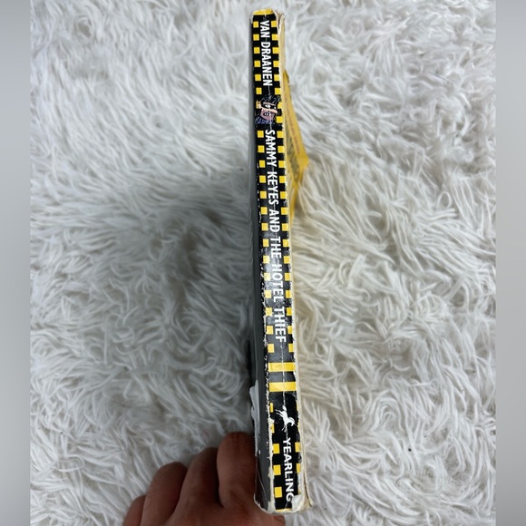 Sammy Keyes and the Hotel Thief - paperback, Wendelin Van Draanen, 0679892648 - Picture 5 of 6